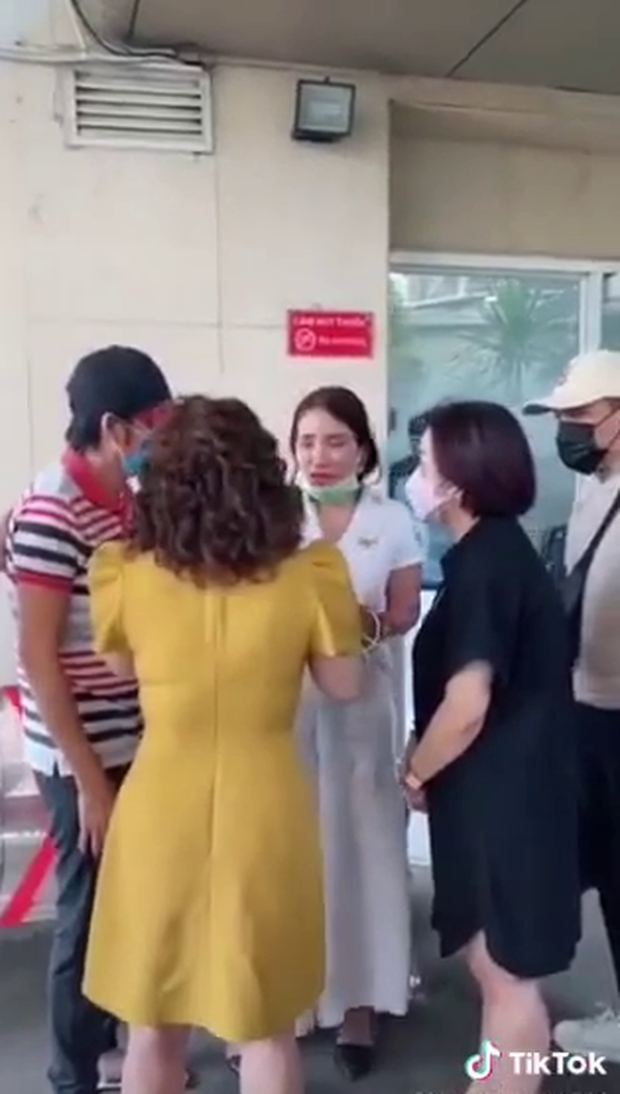 Cập nhật: Nghệ sĩ Chí Tài được đưa về nhà Tang lễ, vợ chồng Trấn Thành, Việt Hương nhiều nghệ sĩ rơi nước mắt vì quá xót thương! - Ảnh 32.