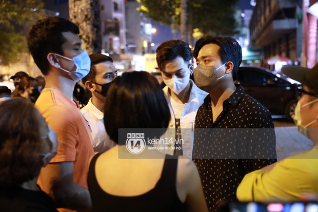 Cập nhật: Nghệ sĩ Chí Tài được đưa về nhà Tang lễ, vợ chồng Trấn Thành, Việt Hương nhiều nghệ sĩ rơi nước mắt vì quá xót thương! - Ảnh 18.