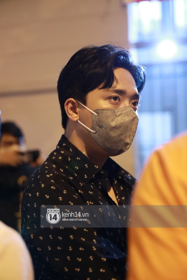 Cập nhật: Nghệ sĩ Chí Tài được đưa về nhà Tang lễ, vợ chồng Trấn Thành và nhiều nghệ sĩ rơi nước mắt vì quá xót thương! - Ảnh 3. Cập nhật: Nghệ sĩ Chí Tài được đưa về nhà Tang lễ, vợ chồng Trấn Thành và nhiều nghệ sĩ rơi nước mắt vì quá xót thương! - Ảnh 3.