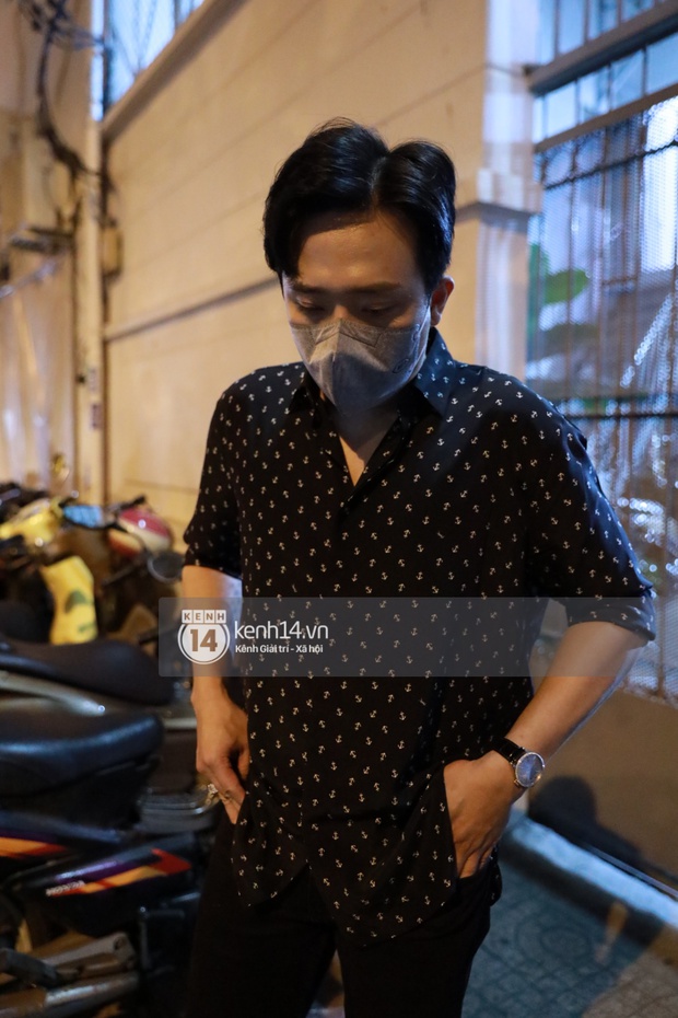 Cập nhật: Nghệ sĩ Chí Tài được đưa về nhà Tang lễ, vợ chồng Trấn Thành và nhiều nghệ sĩ rơi nước mắt vì quá xót thương! - Ảnh 4. Cập nhật: Nghệ sĩ Chí Tài được đưa về nhà Tang lễ, vợ chồng Trấn Thành và nhiều nghệ sĩ rơi nước mắt vì quá xót thương! - Ảnh 4.