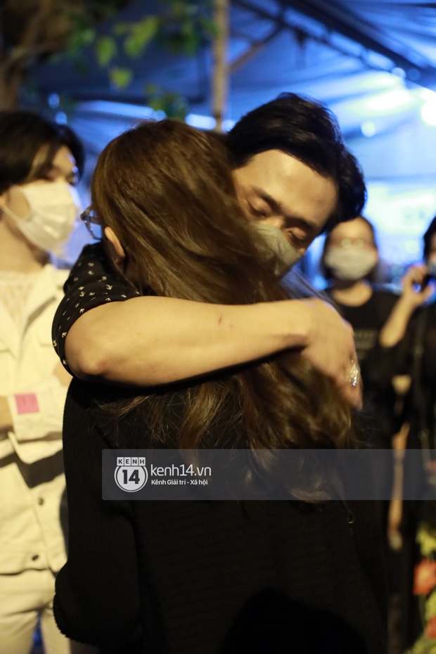 Cập nhật: Nghệ sĩ Chí Tài được đưa về nhà Tang lễ, vợ chồng Trấn Thành, Việt Hương nhiều nghệ sĩ rơi nước mắt vì quá xót thương! - Ảnh 25.