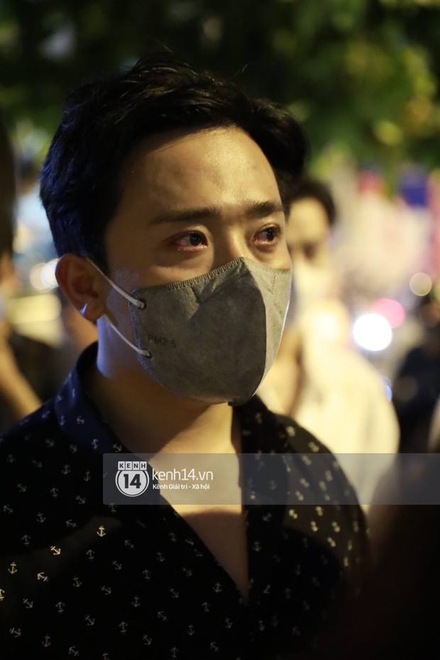 Cập nhật: Nghệ sĩ Chí Tài được đưa về nhà Tang lễ, vợ chồng Trấn Thành, Việt Hương nhiều nghệ sĩ rơi nước mắt vì quá xót thương! - Ảnh 22.