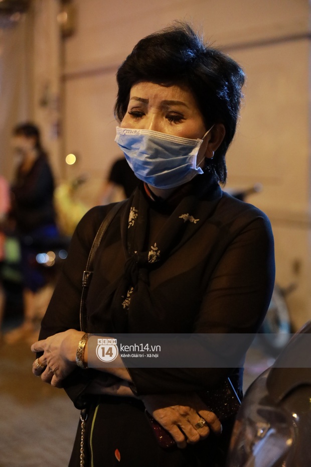 Cập nhật: Nghệ sĩ Chí Tài được đưa về nhà Tang lễ, vợ chồng Trấn Thành, Việt Hương nhiều nghệ sĩ rơi nước mắt vì quá xót thương! - Ảnh 15.