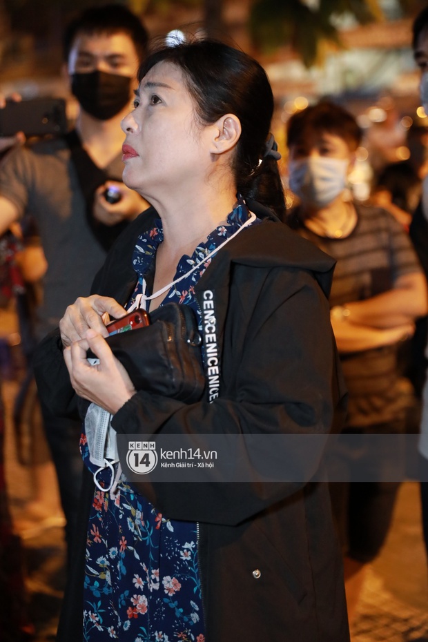 Cập nhật: Nghệ sĩ Chí Tài được đưa về nhà Tang lễ, vợ chồng Trấn Thành, Việt Hương nhiều nghệ sĩ rơi nước mắt vì quá xót thương! - Ảnh 8.