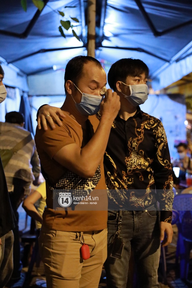 Cập nhật: Nghệ sĩ Chí Tài được đưa về nhà Tang lễ, vợ chồng Trấn Thành, Việt Hương nhiều nghệ sĩ rơi nước mắt vì quá xót thương! - Ảnh 10.