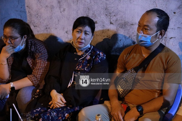 Cập nhật: Nghệ sĩ Chí Tài được đưa về nhà Tang lễ, vợ chồng Trấn Thành, Việt Hương nhiều nghệ sĩ rơi nước mắt vì quá xót thương! - Ảnh 9.