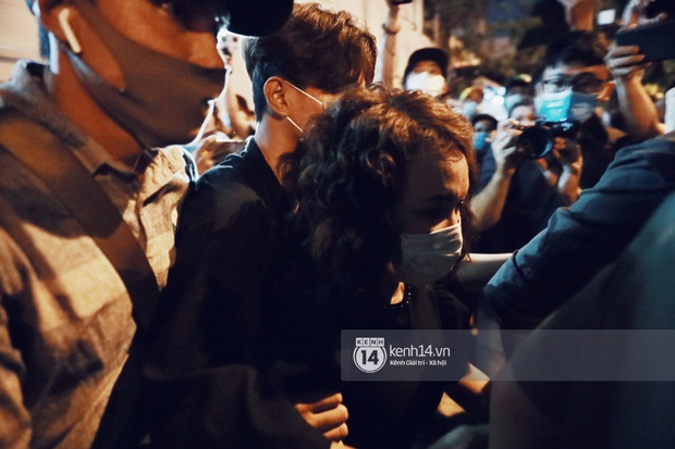 Cập nhật: Nghệ sĩ Chí Tài được đưa về nhà Tang lễ, vợ chồng Trấn Thành, Việt Hương nhiều nghệ sĩ rơi nước mắt vì quá xót thương! - Ảnh 4.