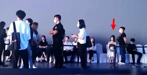 1001 drama sao Cbiz tại sự kiện: Trịnh Sảng chen chỗ, Dương Mịch bơ đẹp Đường Yên, Phạm Băng Băng lại có EQ cao ngất - Ảnh 23.