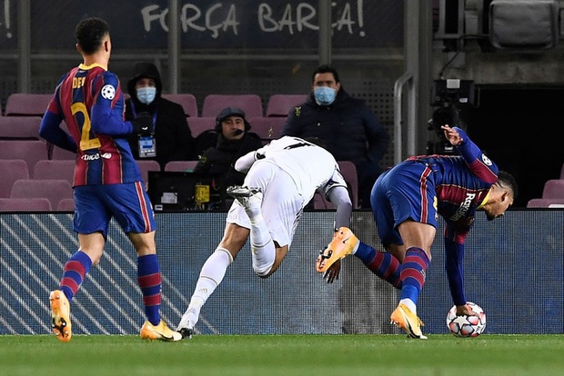 Ronaldo lập cú đúp phạt đền vào lưới Barca trong lần đầu tiên tái ngộ Messi - Ảnh 1.