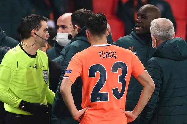Biến căng Champions League: Cả đội Istanbul cáo buộc trọng tài phân biệt chủng tộc, dắt nhau rời sân bỏ dở trận đấu, quyết định sau đó khiến nhiều người đồng tình - Ảnh 1. Biến căng Champions League: Cả đội Istanbul cáo buộc trọng tài phân biệt chủng tộc, dắt nhau rời sân bỏ dở trận đấu, quyết định sau đó khiến nhiều người đồng tình - Ảnh 1.