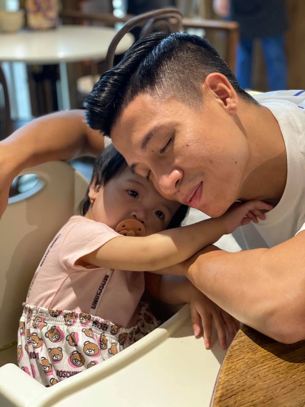 Con gái Bùi Tiến Dũng khóc thét, bịn rịn chạy theo khi bố lên tập trung tuyển Việt Nam - Ảnh 2.