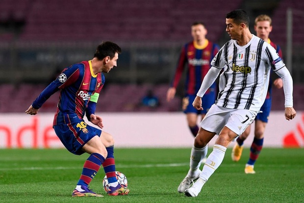 Ronaldo lập cú đúp phạt đền vào lưới Barca trong lần đầu tiên tái ngộ Messi - Ảnh 12.