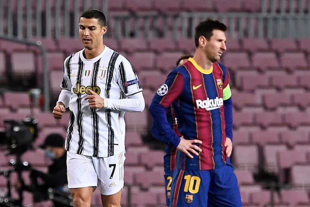 Ronaldo lập cú đúp phạt đền vào lưới Barca trong lần đầu tiên tái ngộ Messi - Ảnh 13.