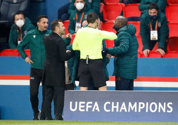 Biến căng Champions League: Cả đội Istanbul cáo buộc trọng tài phân biệt chủng tộc, dắt nhau rời sân bỏ dở trận đấu, quyết định sau đó khiến nhiều người đồng tình - Ảnh 3. Biến căng Champions League: Cả đội Istanbul cáo buộc trọng tài phân biệt chủng tộc, dắt nhau rời sân bỏ dở trận đấu, quyết định sau đó khiến nhiều người đồng tình - Ảnh 3.