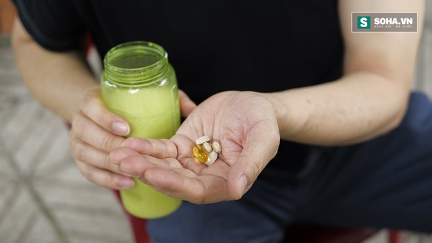 Danh hài Chí Tài gầy guộc, uống nhiều thuốc vì bệnh tật trước khi qua đời - Ảnh 2.