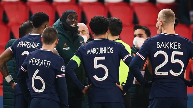 Biến căng Champions League: Cả đội Istanbul cáo buộc trọng tài phân biệt chủng tộc, dắt nhau rời sân bỏ dở trận đấu, quyết định sau đó khiến nhiều người đồng tình - Ảnh 4. Biến căng Champions League: Cả đội Istanbul cáo buộc trọng tài phân biệt chủng tộc, dắt nhau rời sân bỏ dở trận đấu, quyết định sau đó khiến nhiều người đồng tình - Ảnh 4.