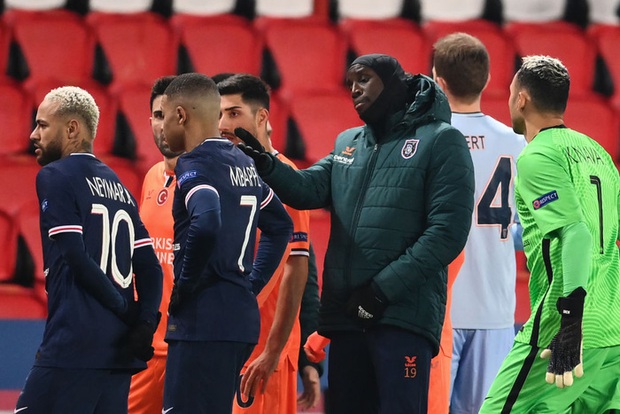 Biến căng Champions League: Cả đội Istanbul cáo buộc trọng tài phân biệt chủng tộc, dắt nhau rời sân bỏ dở trận đấu, quyết định sau đó khiến nhiều người đồng tình - Ảnh 5. Biến căng Champions League: Cả đội Istanbul cáo buộc trọng tài phân biệt chủng tộc, dắt nhau rời sân bỏ dở trận đấu, quyết định sau đó khiến nhiều người đồng tình - Ảnh 5.