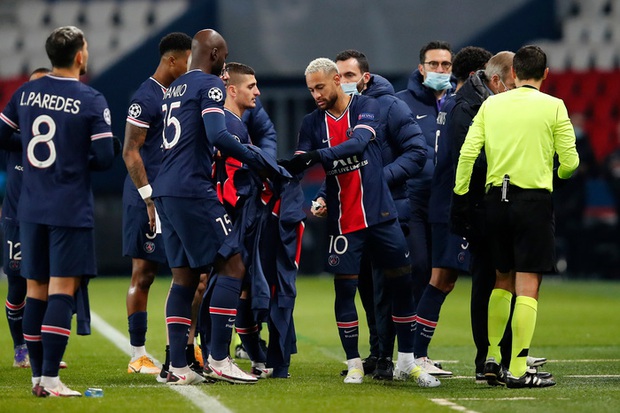 Biến căng Champions League: Cả đội Istanbul cáo buộc trọng tài phân biệt chủng tộc, dắt nhau rời sân bỏ dở trận đấu, quyết định sau đó khiến nhiều người đồng tình - Ảnh 7. Biến căng Champions League: Cả đội Istanbul cáo buộc trọng tài phân biệt chủng tộc, dắt nhau rời sân bỏ dở trận đấu, quyết định sau đó khiến nhiều người đồng tình - Ảnh 7.