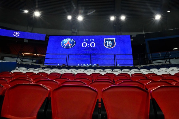 Biến căng Champions League: Cả đội Istanbul cáo buộc trọng tài phân biệt chủng tộc, dắt nhau rời sân bỏ dở trận đấu, quyết định sau đó khiến nhiều người đồng tình - Ảnh 9. Biến căng Champions League: Cả đội Istanbul cáo buộc trọng tài phân biệt chủng tộc, dắt nhau rời sân bỏ dở trận đấu, quyết định sau đó khiến nhiều người đồng tình - Ảnh 9.