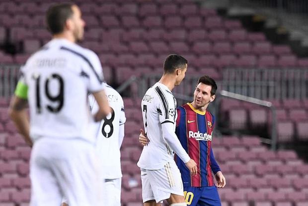 Ronaldo lập cú đúp phạt đền vào lưới Barca trong lần đầu tiên tái ngộ Messi - Ảnh 8. Ronaldo lập cú đúp phạt đền vào lưới Barca trong lần đầu tiên tái ngộ Messi - Ảnh 8.