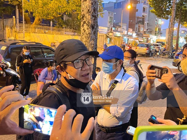 Cập nhật: Nghệ sĩ Chí Tài được đưa về nhà Tang lễ, vợ chồng Trấn Thành, Việt Hương nhiều nghệ sĩ rơi nước mắt vì quá xót thương! - Ảnh 26.