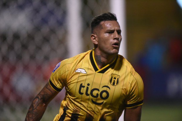 Cầu thủ phải cúi đầu xin lỗi nóc nhà sau màn tụt quần ăn mừng bàn thắng gây chấn động - Ảnh 4.