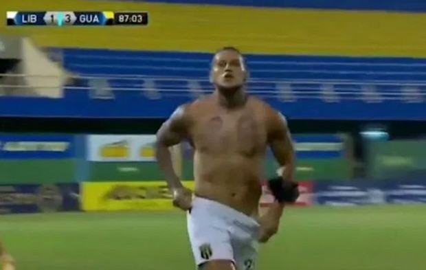 Cầu thủ phải cúi đầu xin lỗi nóc nhà sau màn tụt quần ăn mừng bàn thắng gây chấn động - Ảnh 1.