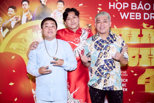 Vợ trẻ kém 10 tuổi đến thảm đỏ ủng hộ Quách Ngọc Tuyên ra mắt phim mới, nghe chồng kể chuyện... làm đám cưới với người khác - Ảnh 1. Vợ trẻ kém 10 tuổi đến thảm đỏ ủng hộ Quách Ngọc Tuyên ra mắt phim mới, nghe chồng kể chuyện... làm đám cưới với người khác - Ảnh 1.