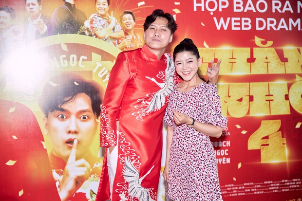 Vợ trẻ kém 10 tuổi đến thảm đỏ ủng hộ Quách Ngọc Tuyên ra mắt phim mới, nghe chồng kể chuyện... làm đám cưới với người khác - Ảnh 2. Vợ trẻ kém 10 tuổi đến thảm đỏ ủng hộ Quách Ngọc Tuyên ra mắt phim mới, nghe chồng kể chuyện... làm đám cưới với người khác - Ảnh 2.