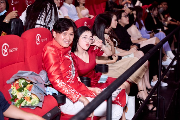 Vợ trẻ kém 10 tuổi đến thảm đỏ ủng hộ Quách Ngọc Tuyên ra mắt phim mới, nghe chồng kể chuyện... làm đám cưới với người khác - Ảnh 5. Vợ trẻ kém 10 tuổi đến thảm đỏ ủng hộ Quách Ngọc Tuyên ra mắt phim mới, nghe chồng kể chuyện... làm đám cưới với người khác - Ảnh 5.