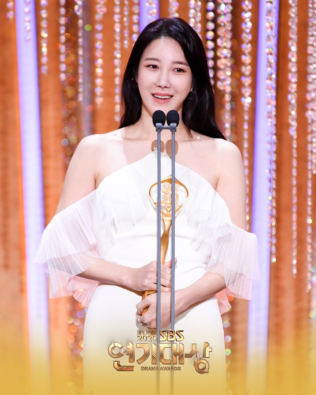 Nam Goong Min ẵm cúp Daesang, dàn sao Penthouse càn quét sạch giải thưởng lớn - Ảnh 4. Nam Goong Min ẵm cúp Daesang, dàn sao Penthouse càn quét sạch giải thưởng lớn - Ảnh 4.