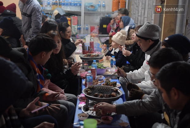 Nhiều khách sạn treo biển hết phòng, biển người đổ về Sapa trong đêm đầu năm 2021 - Ảnh 9.