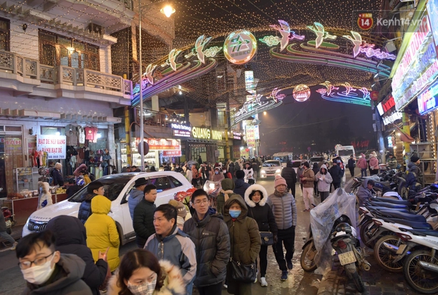 Nhiều khách sạn treo biển hết phòng, biển người đổ về Sapa trong đêm đầu năm 2021 - Ảnh 2.