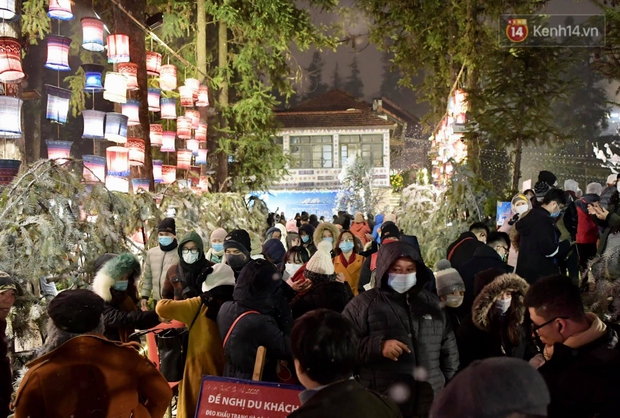 Nhiều khách sạn treo biển hết phòng, biển người đổ về Sapa trong đêm đầu năm 2021 - Ảnh 3.