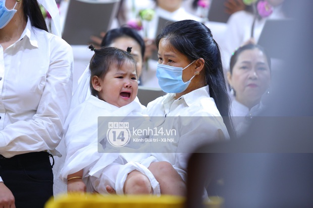 Xót xa hình ảnh vợ cố NS Vân Quang Long mắt đỏ ngầu ôm di ảnh chồng, con thơ bật khóc không chịu đeo khăn tang - Ảnh 7.