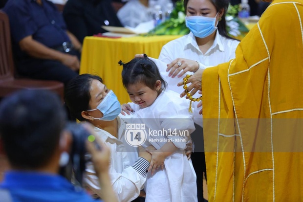 Xót xa hình ảnh vợ cố NS Vân Quang Long mắt đỏ ngầu ôm di ảnh chồng, con thơ bật khóc không chịu đeo khăn tang - Ảnh 8.