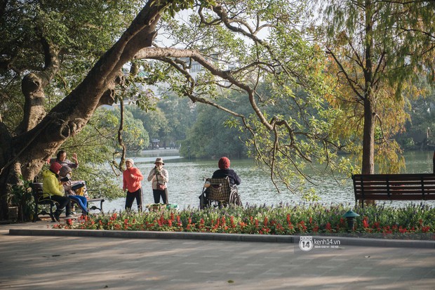 Sáng sớm tinh mơ, gia đình nhỏ lên đồ dạo Thảo Cầm Viên