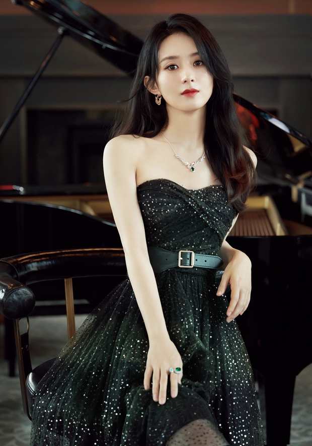 Triệu Lệ Dĩnh lộ thêm nhiều ảnh gầy gò, thần thái tiều tụy trên phim trường, còn đâu visual đỉnh cao khi dự sự kiện - Ảnh 10. Triệu Lệ Dĩnh lộ thêm nhiều ảnh gầy gò, thần thái tiều tụy trên phim trường, còn đâu visual đỉnh cao khi dự sự kiện - Ảnh 10.
