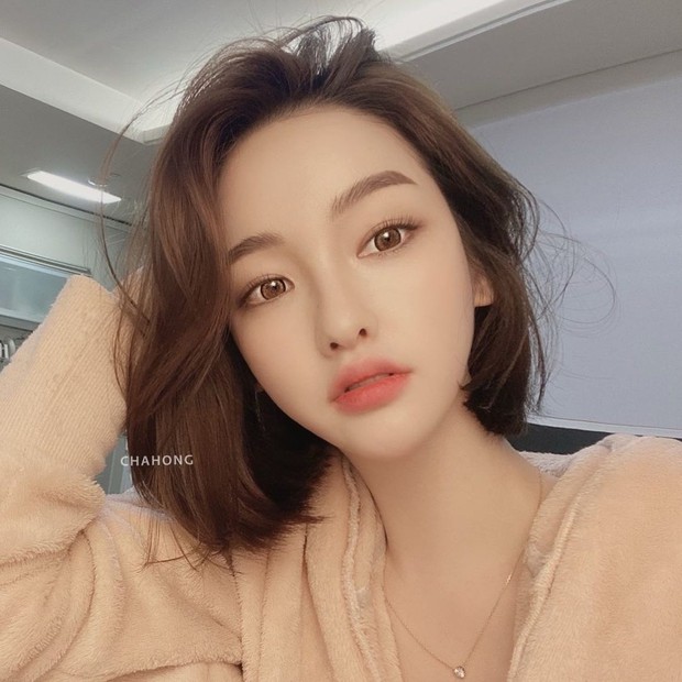 Nàng tóc ngắn muốn xinh, sang chảnh hơn trong năm mới đừng bỏ qua 4 chiêu thay đổi nhan sắc cực kỳ vi diệu này - Ảnh 1.