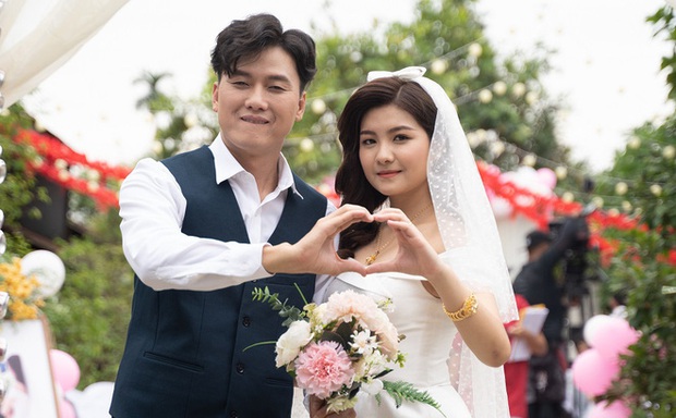 Vợ trẻ kém 10 tuổi đến thảm đỏ ủng hộ Quách Ngọc Tuyên ra mắt phim mới, nghe chồng kể chuyện... làm đám cưới với người khác - Ảnh 6. Vợ trẻ kém 10 tuổi đến thảm đỏ ủng hộ Quách Ngọc Tuyên ra mắt phim mới, nghe chồng kể chuyện... làm đám cưới với người khác - Ảnh 6.