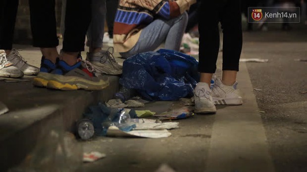 Rác thải tràn ngập đường phố Hà Nội và TP.HCM sau màn pháo hoa chào năm mới 2021 - Ảnh 13.