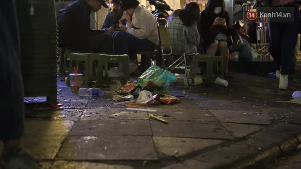Rác thải tràn ngập đường phố Hà Nội và TP.HCM sau màn pháo hoa chào năm mới 2021 - Ảnh 10.