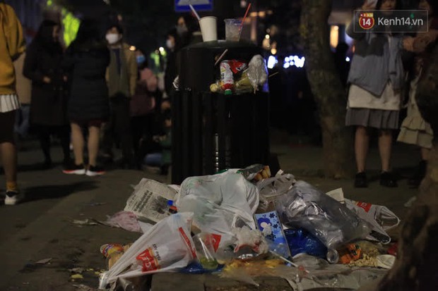 Rác thải tràn ngập đường phố Hà Nội và TP.HCM sau màn pháo hoa chào năm mới 2021 - Ảnh 16.