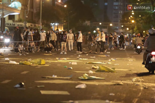 Rác thải tràn ngập đường phố Hà Nội và TP.HCM sau màn pháo hoa chào năm mới 2021 - Ảnh 8.