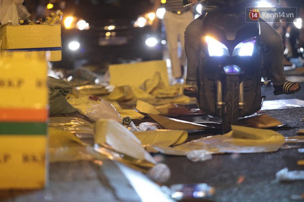 Rác thải tràn ngập đường phố Hà Nội và TP.HCM sau màn pháo hoa chào năm mới 2021 - Ảnh 4.