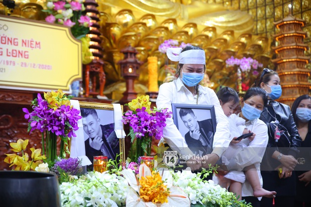 Cập nhật tang lễ NS Vân Quang Long: Lam Trường lặng lẽ đến viếng, rơi nước mắt với hình ảnh các con của cố NS chắp tay cảm ơn từng người - Ảnh 13.