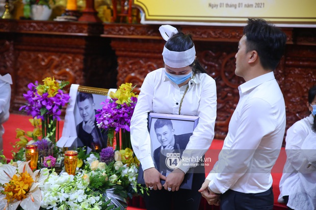Cập nhật tang lễ NS Vân Quang Long: Lam Trường lặng lẽ đến viếng, rơi nước mắt với hình ảnh các con của cố NS chắp tay cảm ơn từng người - Ảnh 12.