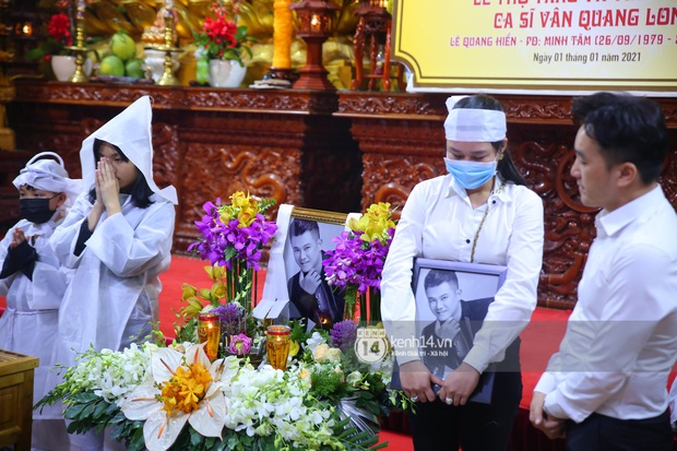 Cập nhật tang lễ NS Vân Quang Long: Lam Trường lặng lẽ đến viếng, rơi nước mắt với hình ảnh các con của cố NS chắp tay cảm ơn từng người - Ảnh 10.