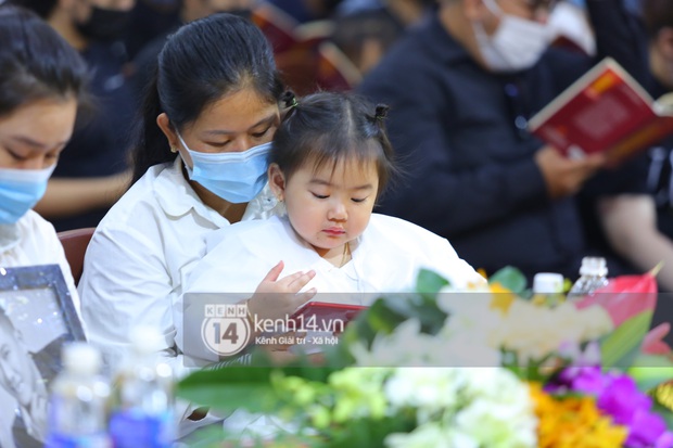 Tang lễ NS Vân Quang Long: Lam Trường lặng lẽ đến viếng, rơi nước mắt với hình ảnh các con của cố NS chắp tay cảm ơn từng người - Ảnh 72.