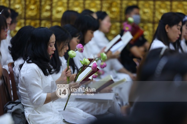 Cập nhật tang lễ NS Vân Quang Long: Lam Trường lặng lẽ đến viếng, rơi nước mắt với hình ảnh các con của cố NS chắp tay cảm ơn từng người - Ảnh 72.